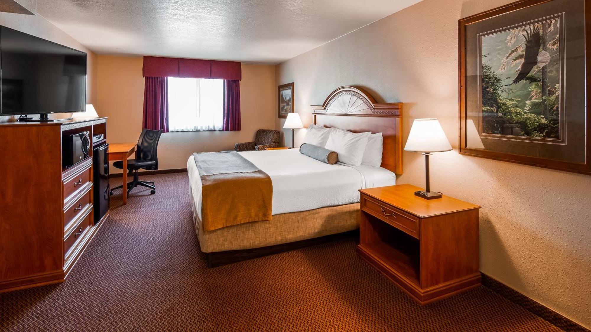 Double Room with 1 King and 1 Queen Bed - Non-Smoking
